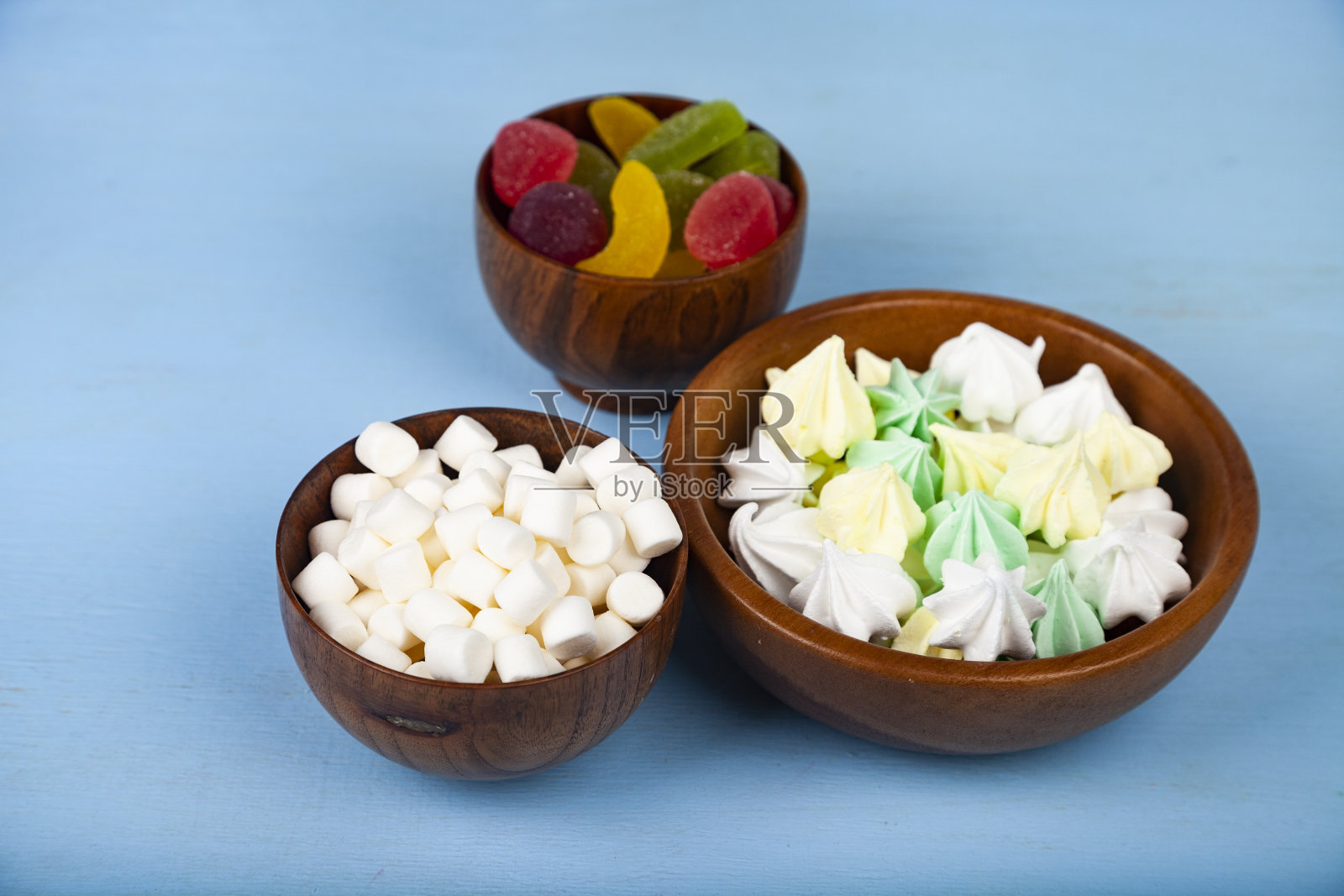 木碗里的蛋白霜,果酱和棉花糖照片摄影图片