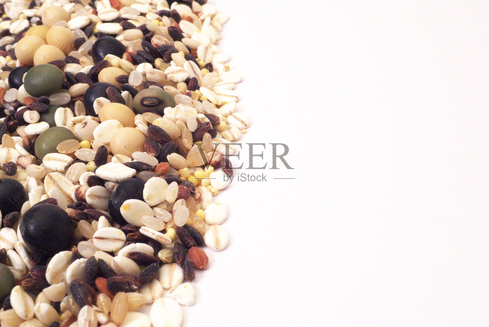 白色背景上的谷物和豆类照片摄影图片