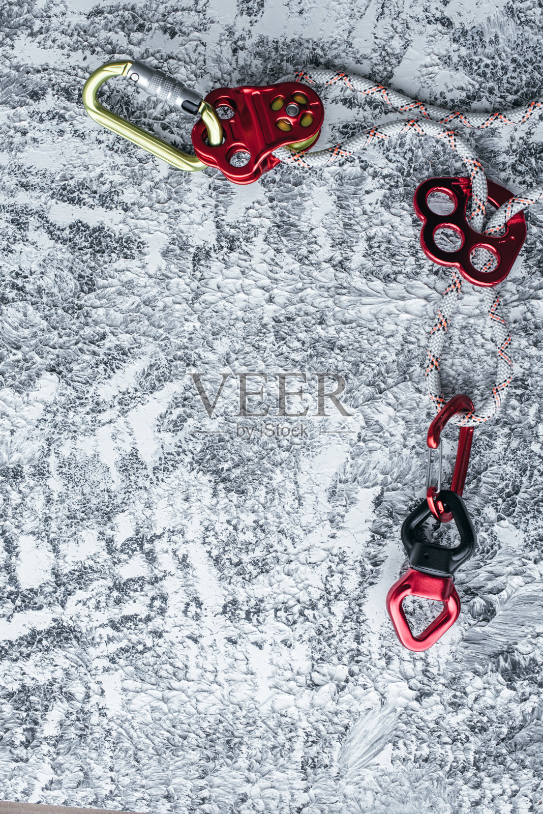 冠军装备。登山设备的孤立照片。部分锁扣放在白灰两色的桌子上照片摄影图片