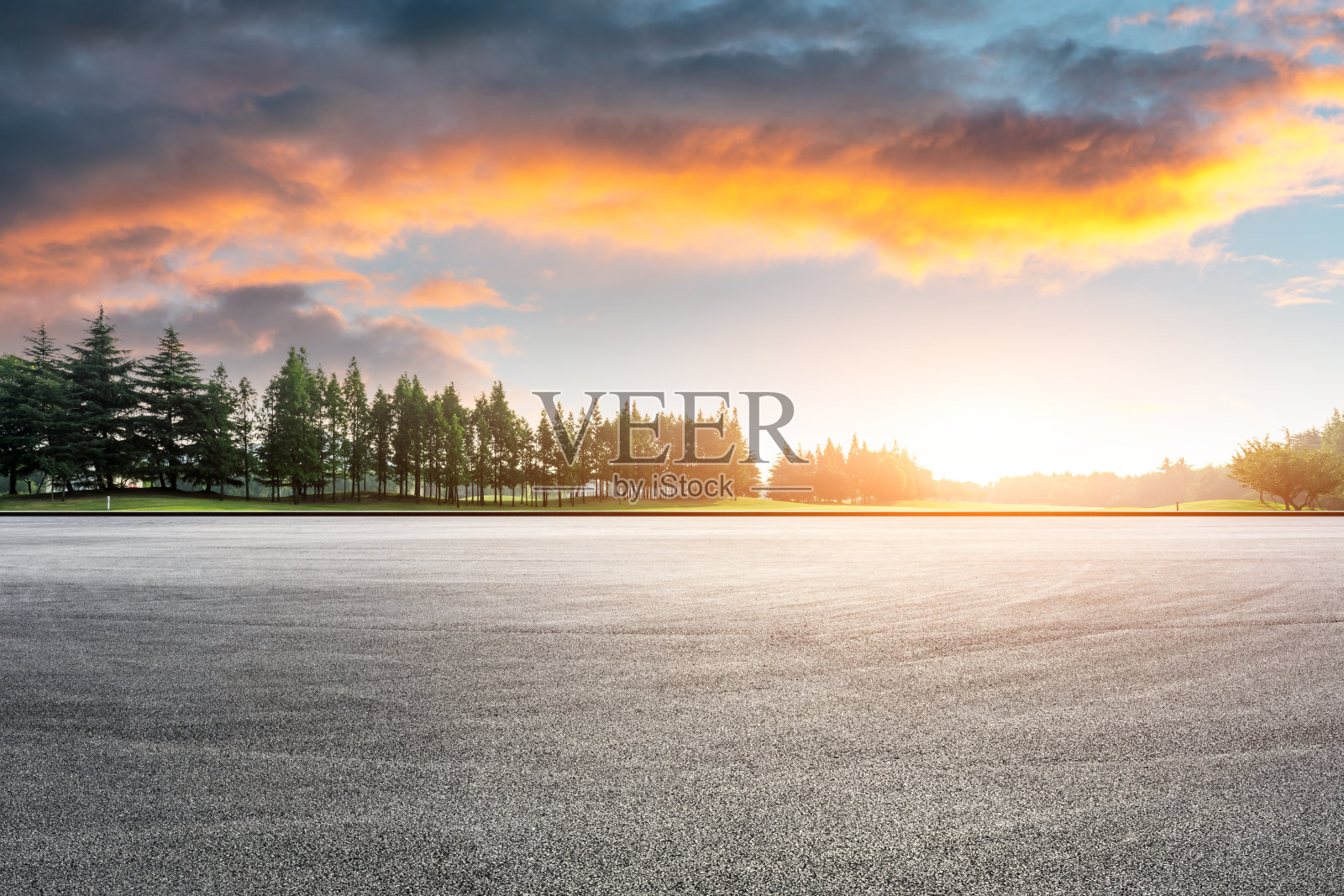 日落时的跑道和绿色的树林自然景观照片摄影图片