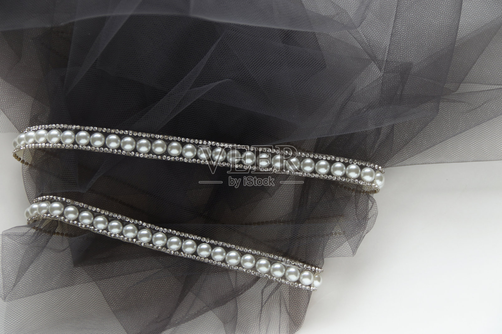 背景的薄纱织物和珍珠照片摄影图片