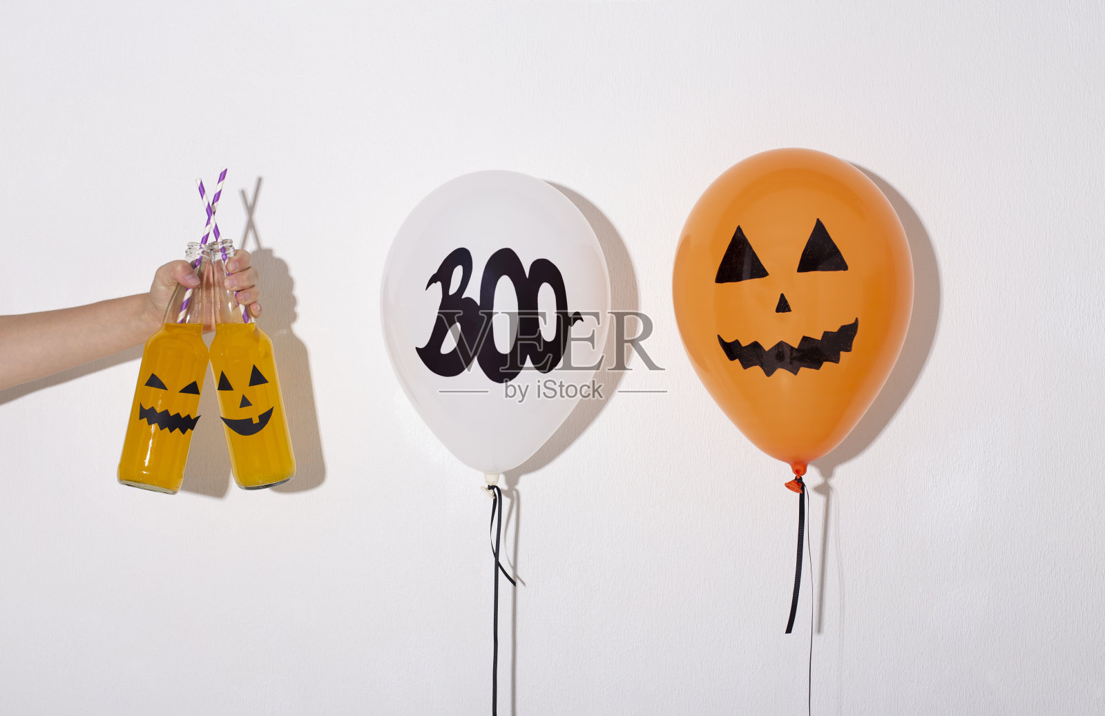 白色背景上有南瓜脸和嘘声的气球照片摄影图片