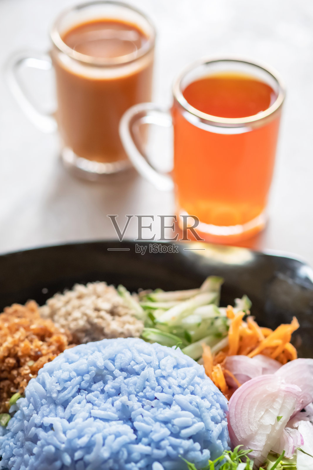 紫米饭沙拉或炒山药白盘配奶茶。照片摄影图片