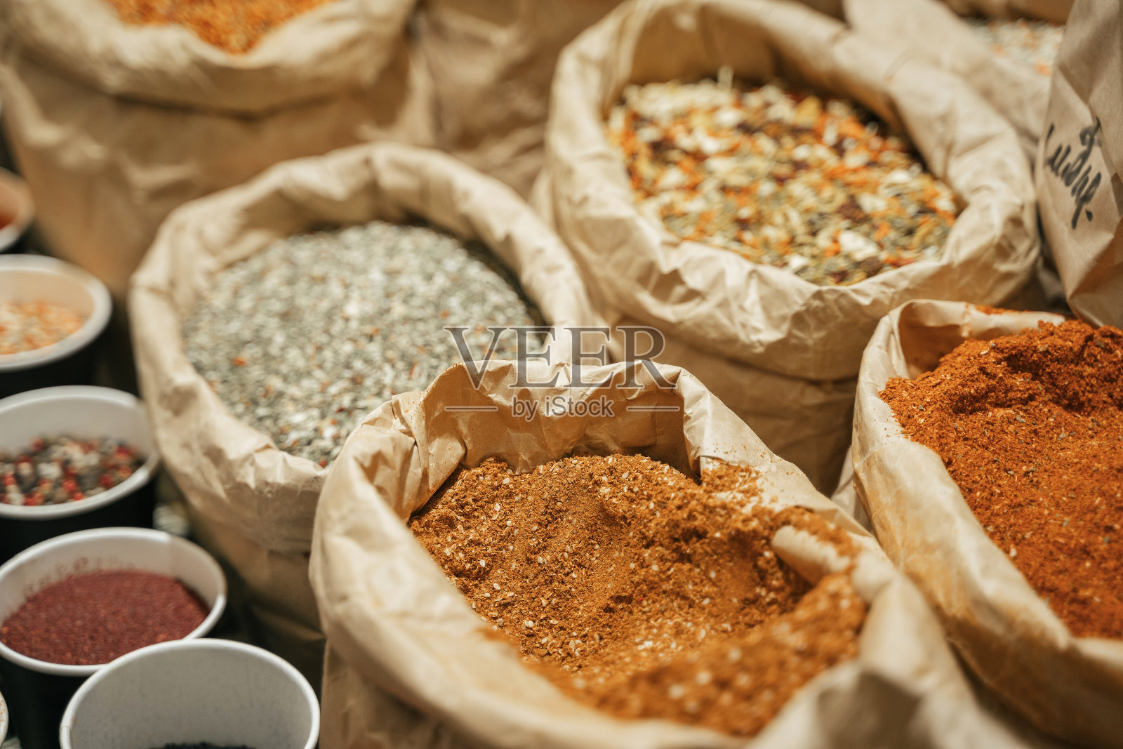 香料在开放的东方市场上出售。印度、普什卡照片摄影图片