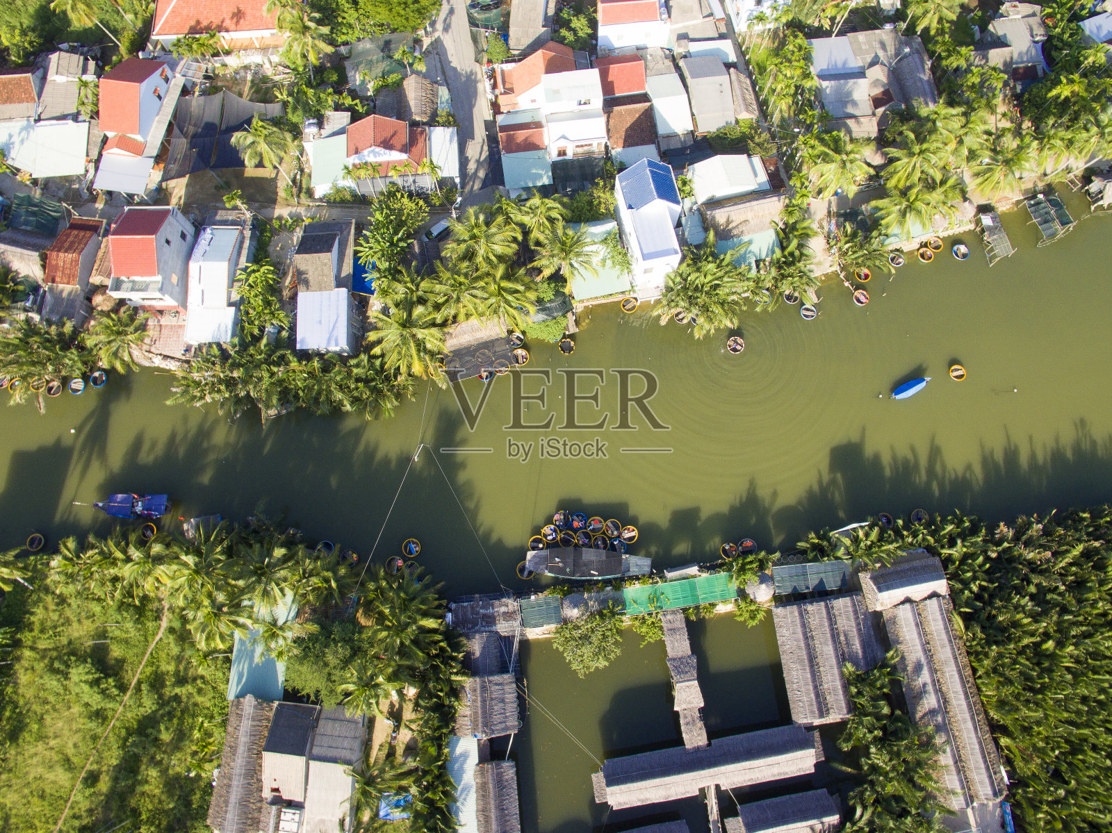 鸟瞰图中,来自中国、韩国、美国和俄罗斯的游客在越南广南会安的Cam Thanh村的椰子树(红树林)里放松和体验篮船之旅照片摄影图片