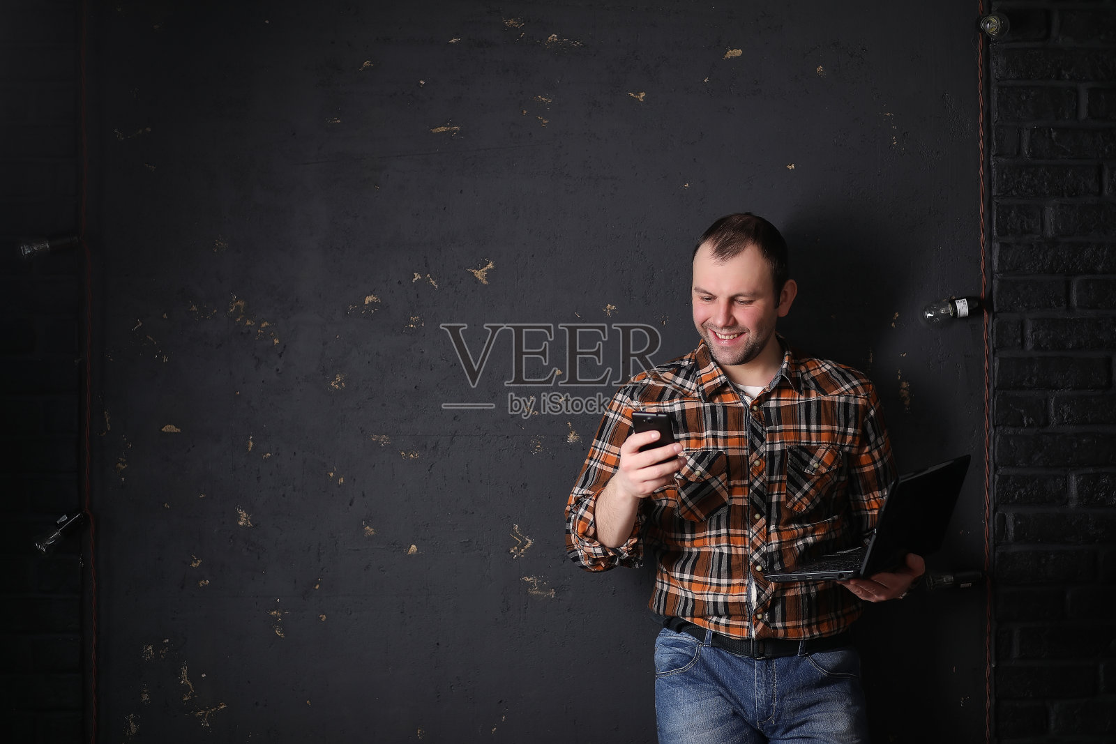 戴着防护头盔的男建筑师照片摄影图片