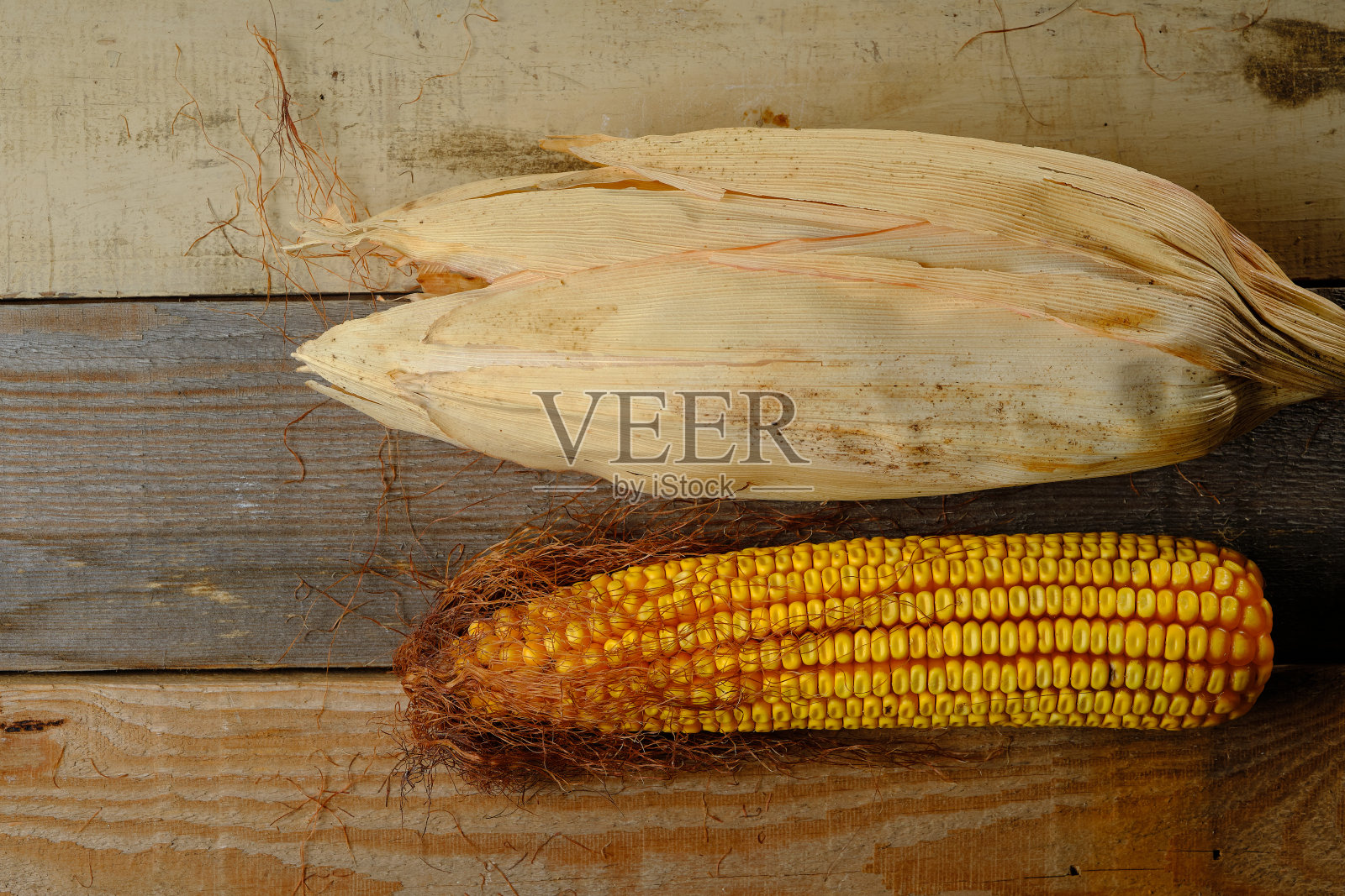 老木背景上的玉米棒静物照片摄影图片