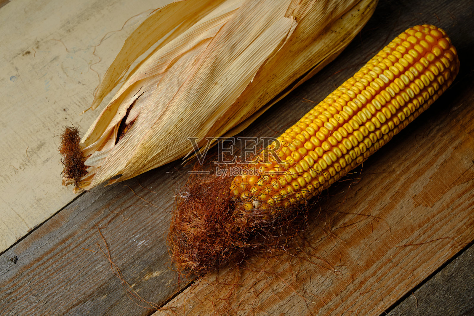 老木背景上的玉米棒静物照片摄影图片