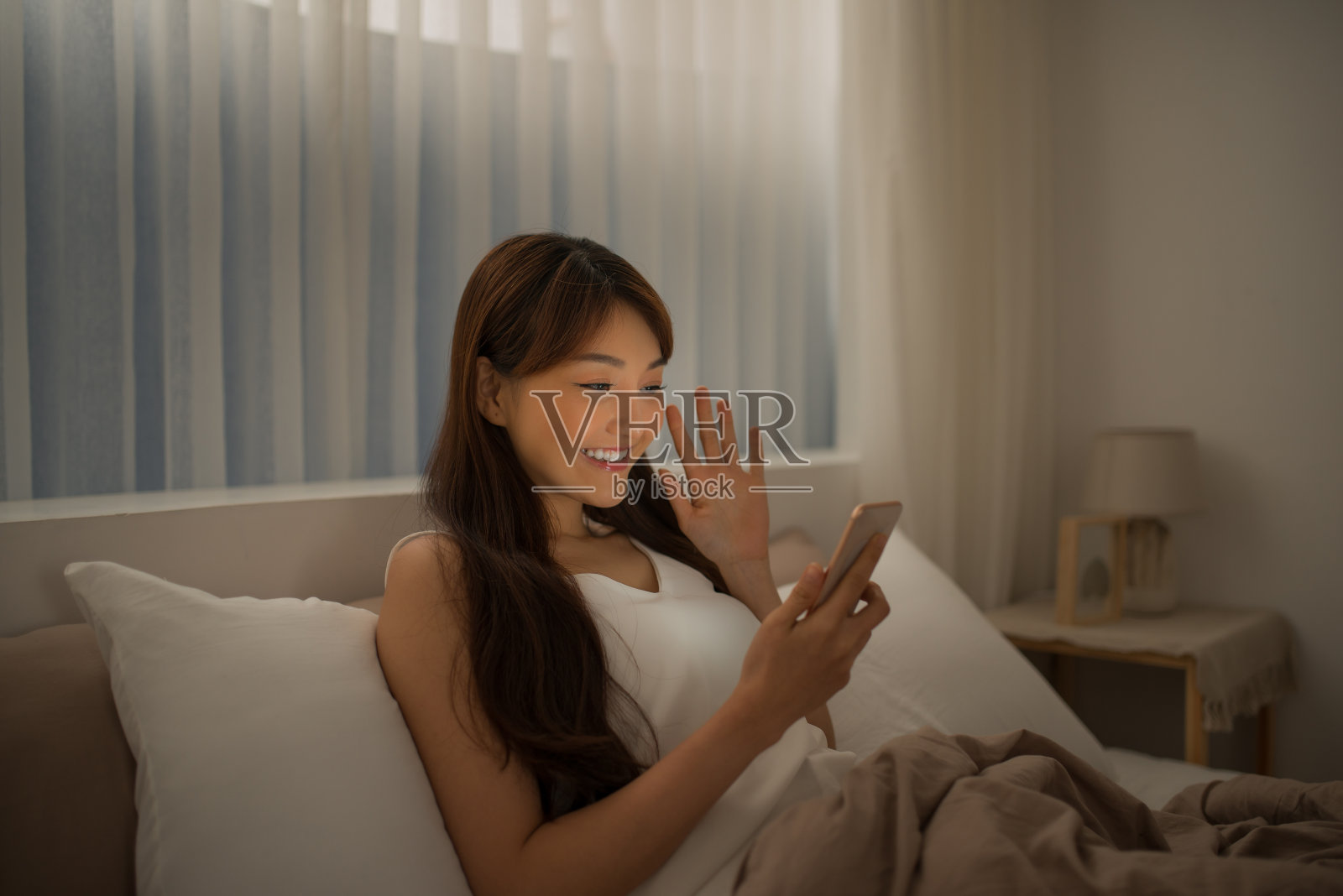 年轻女子看手机短信照片摄影图片