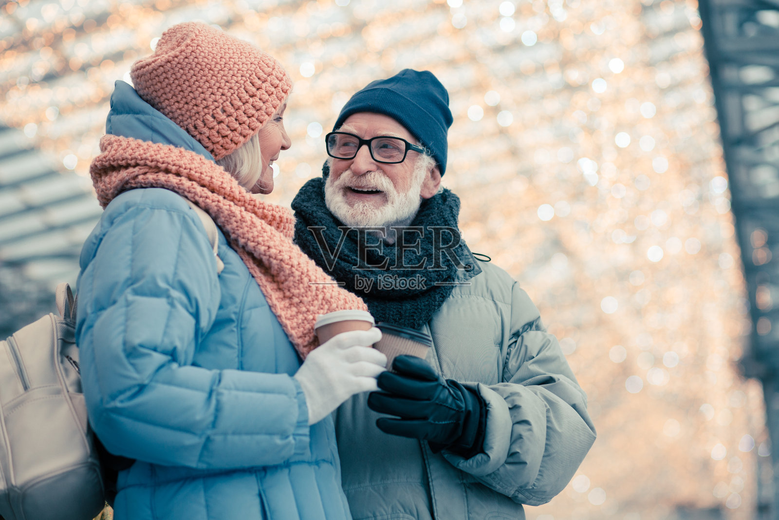 一对漂亮的老年夫妇正在愉快地交谈照片摄影图片