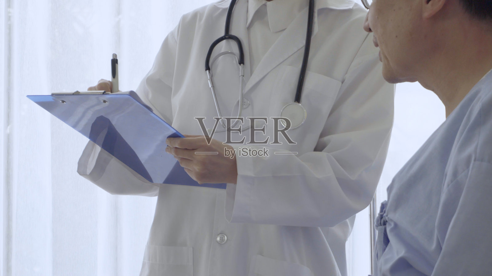 医生在医院或诊所照顾病人。医疗保健的概念。照片摄影图片