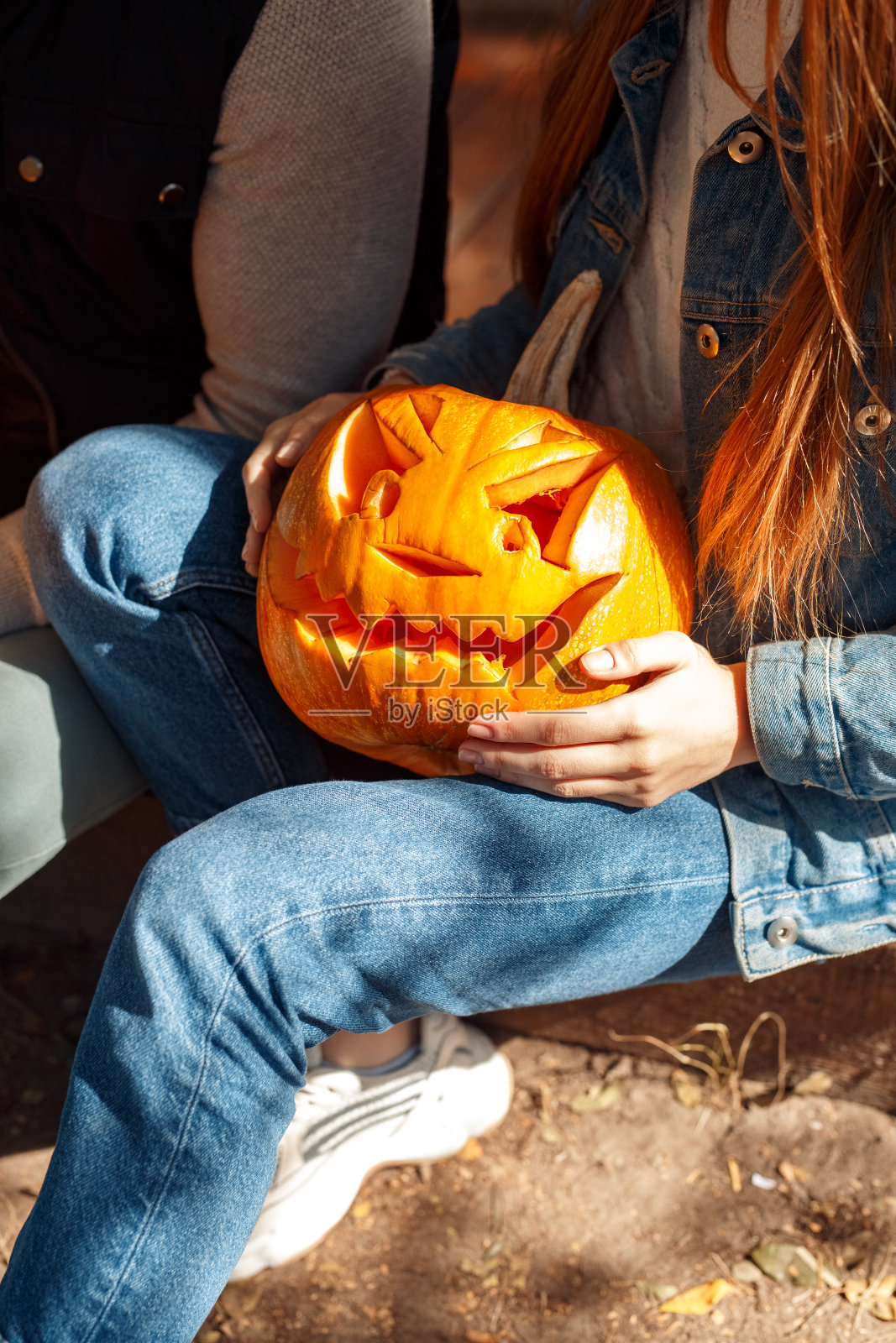 年轻的成年男人和女人手里拿着南瓜灯照片摄影图片