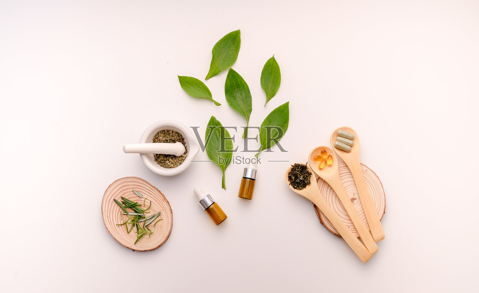 在实验室用有机天然的草药替代草药。油胶囊,天然有机。食物营养,健康和健康。照片摄影图片