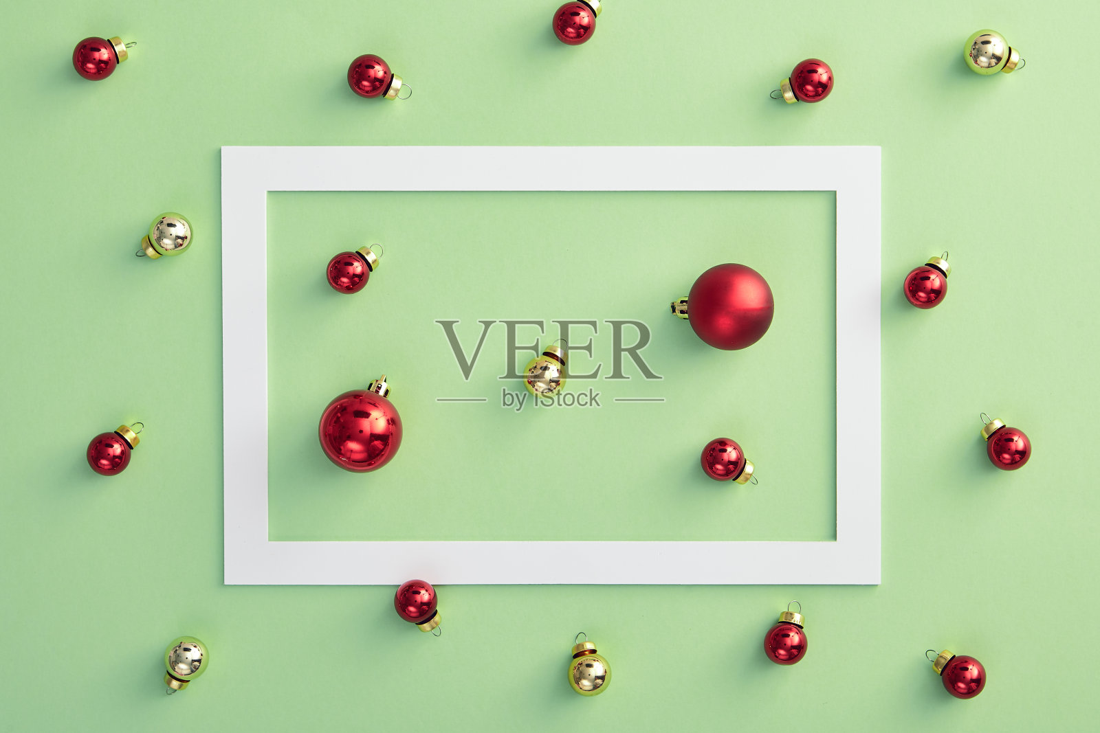 图案与圣诞球在柔和的绿色背景照片摄影图片