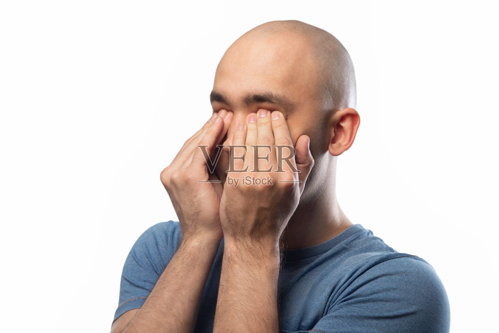 年轻疲倦的剃须男子的照片上的白色照片摄影图片