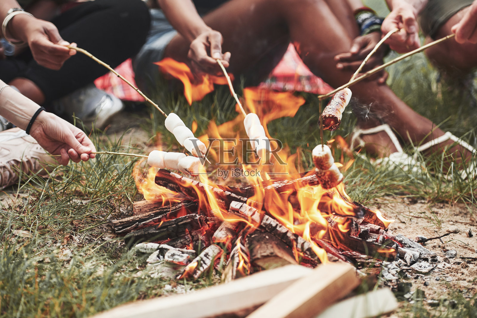 关闭视图。一群人在海滩上野餐。朋友们在周末玩得很开心照片摄影图片