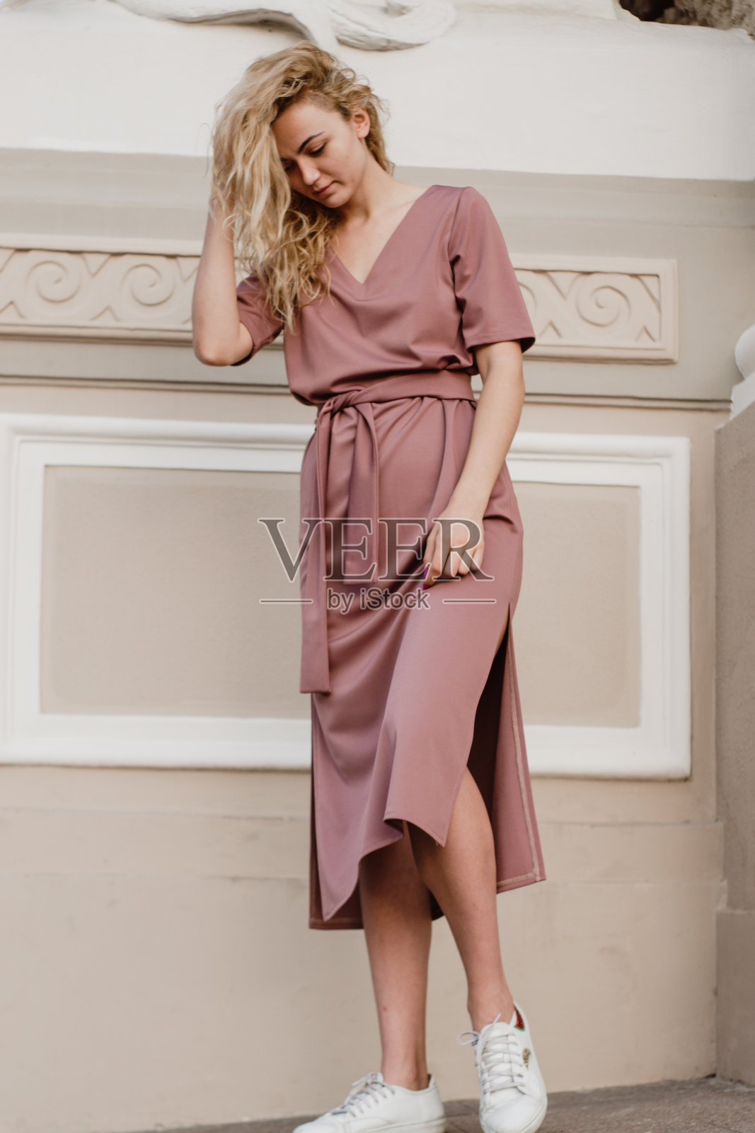 近距离拍摄的时尚的年轻女子在日出。美丽的时装模特肖像。照片摄影图片