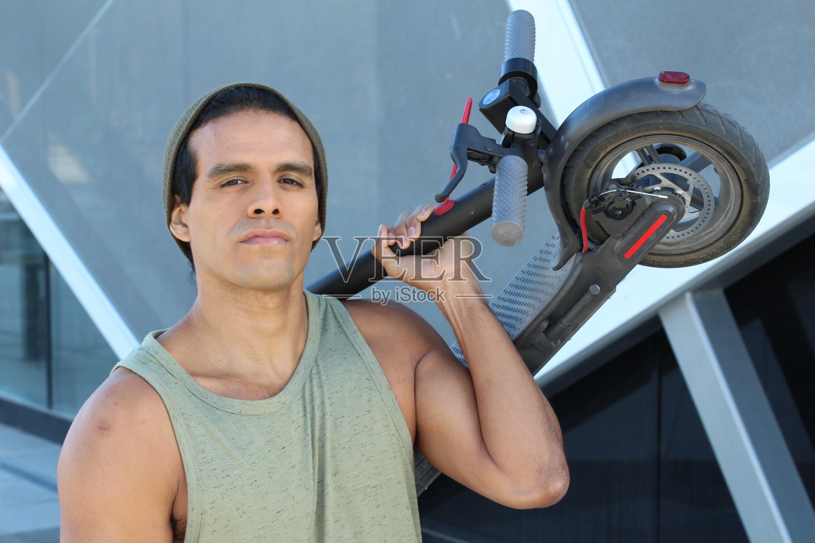 赶时髦的少数民族男子手持电动滑板车照片摄影图片