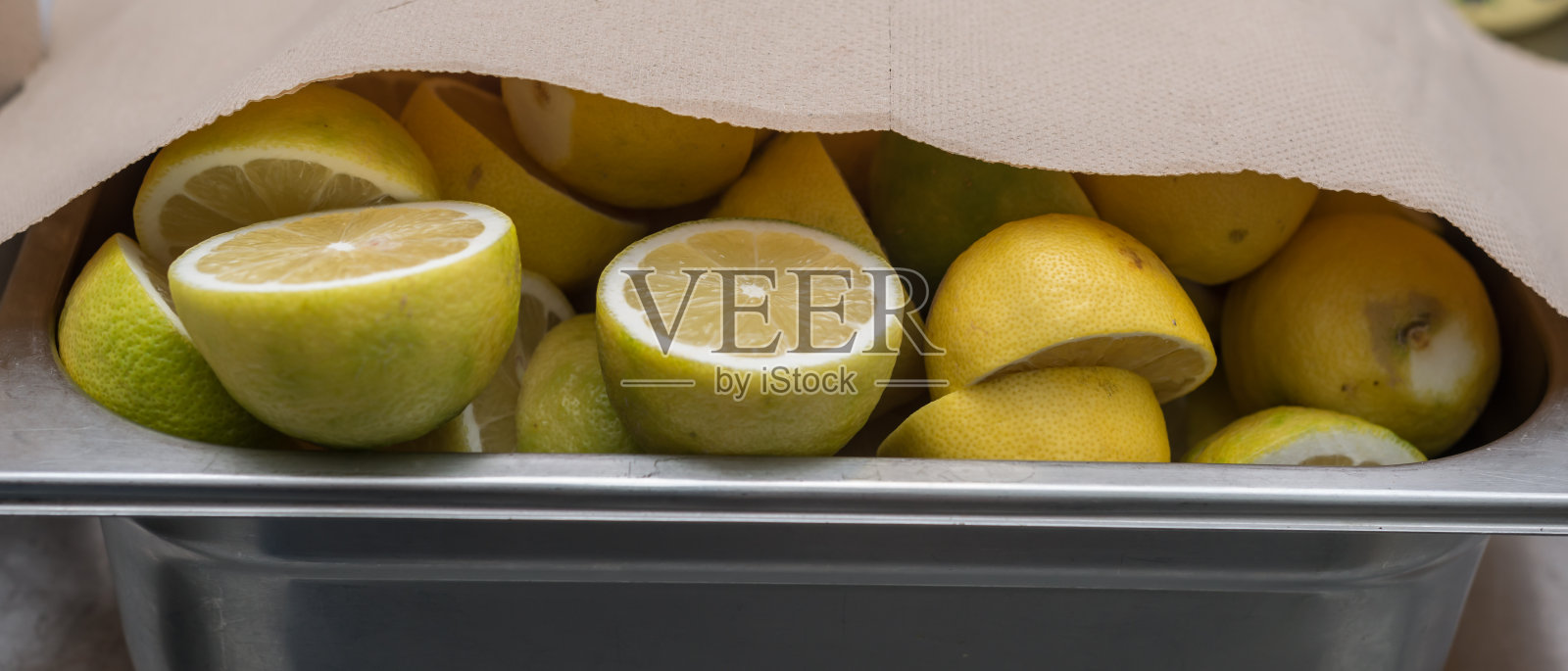 餐厅里的柠檬片照片摄影图片