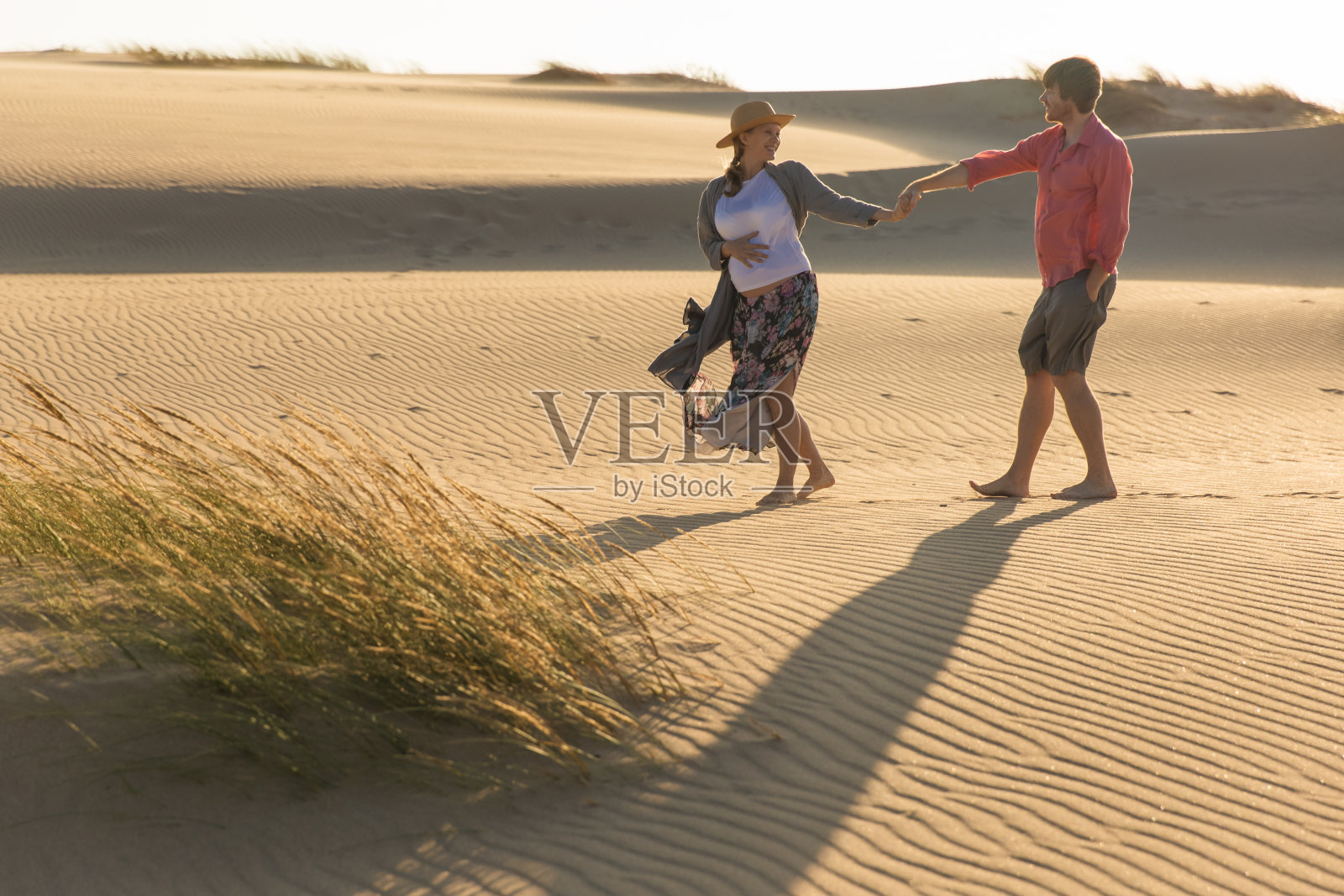 散步时牵手的幸福伴侣照片摄影图片