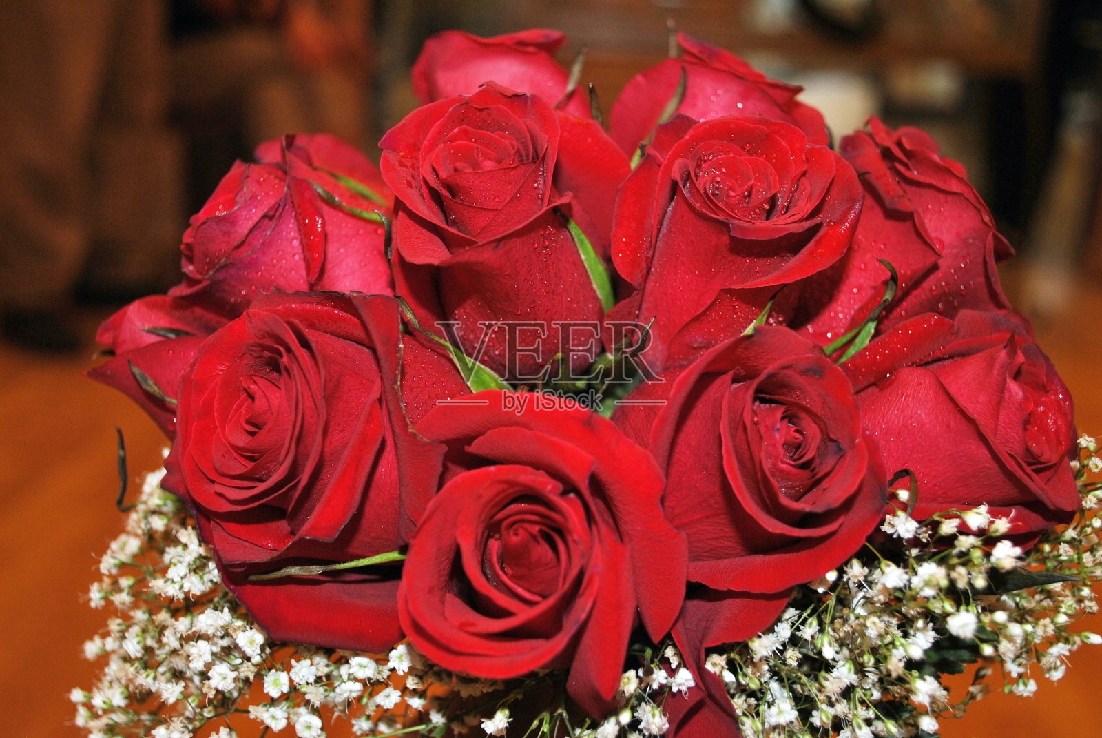 婚礼上的红玫瑰花束照片摄影图片