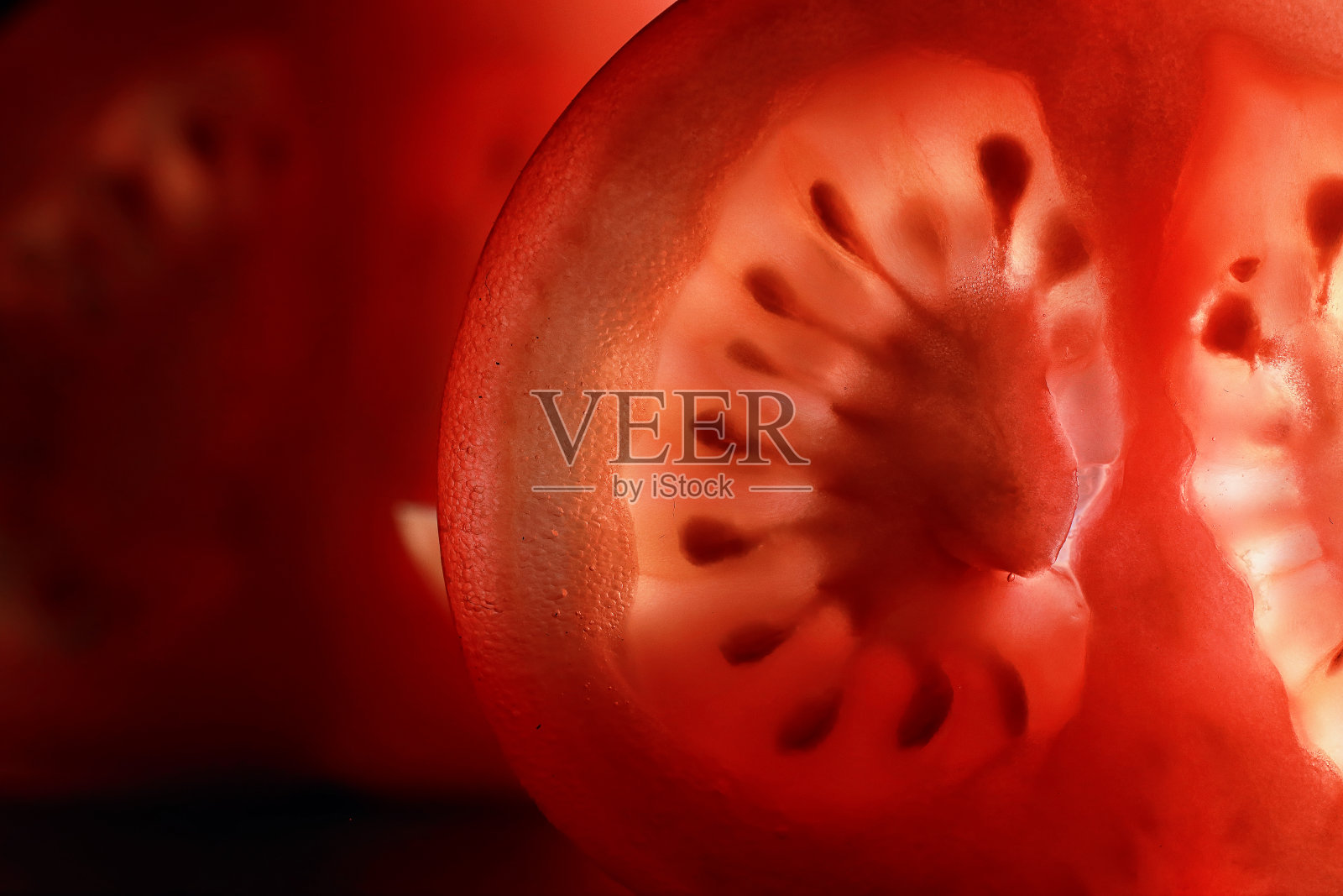 切成两半的红色番茄,带有种子的质地照片摄影图片