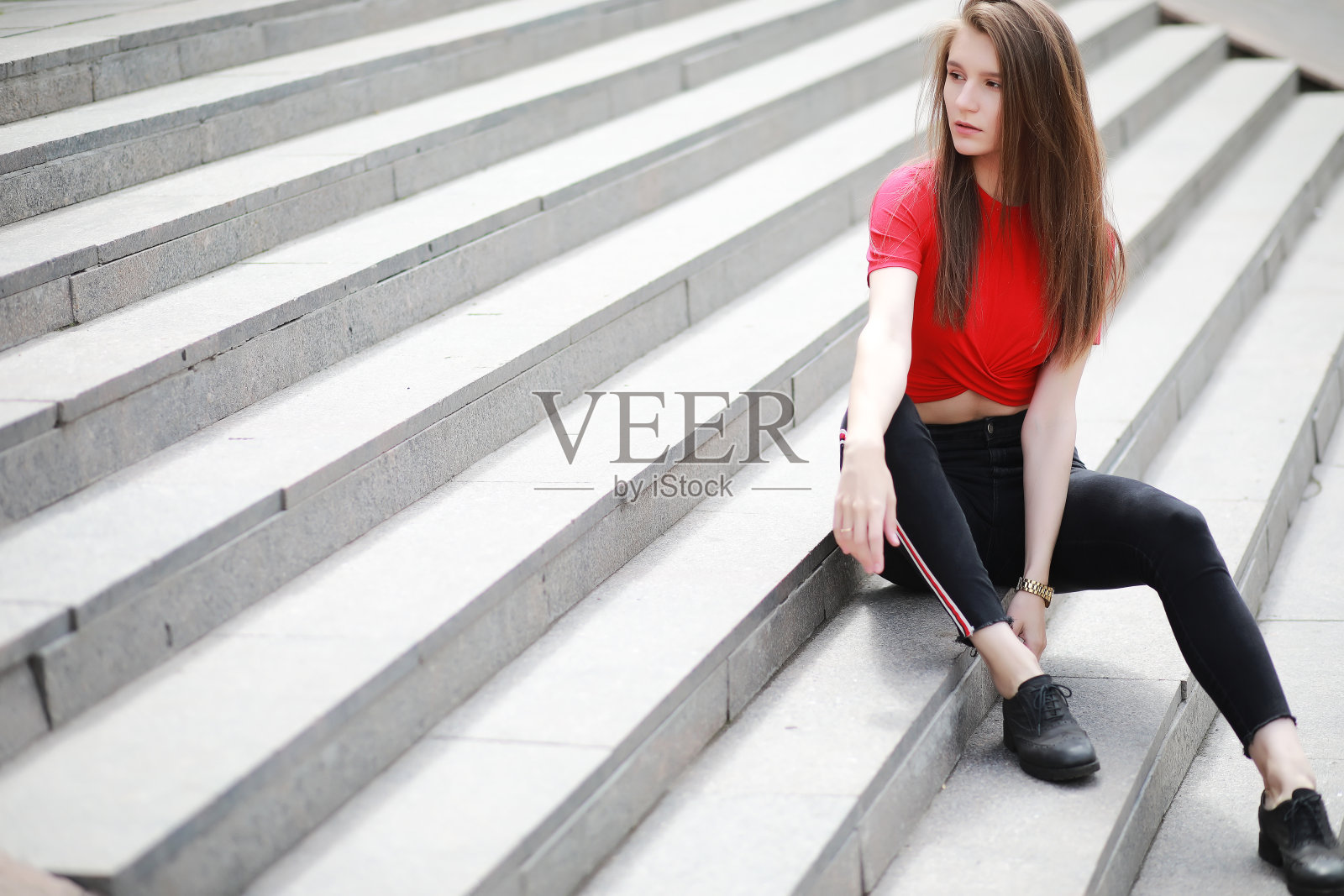一个女孩在大楼的台阶上摆姿势照片摄影图片