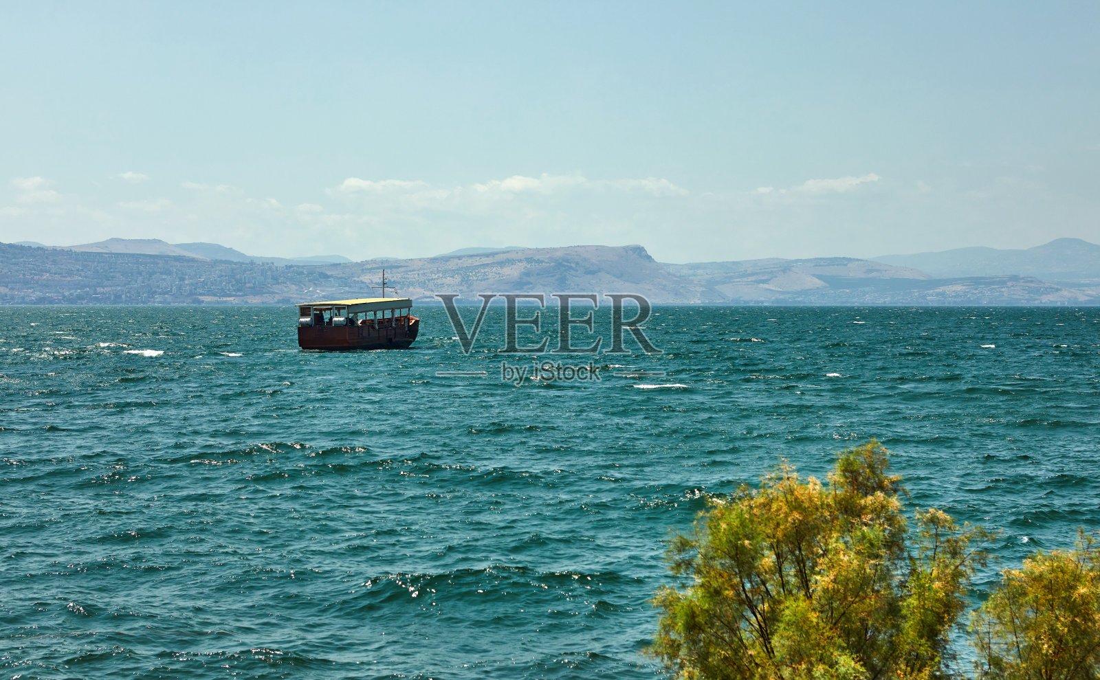 夏季晴朗加利利海与游船景观照片摄影图片