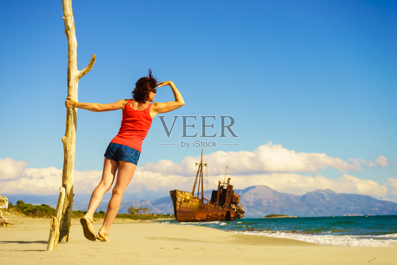 女游客在海滩上享受假期照片摄影图片