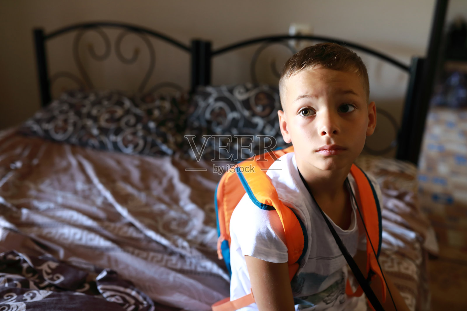 孩子在床上看电视照片摄影图片