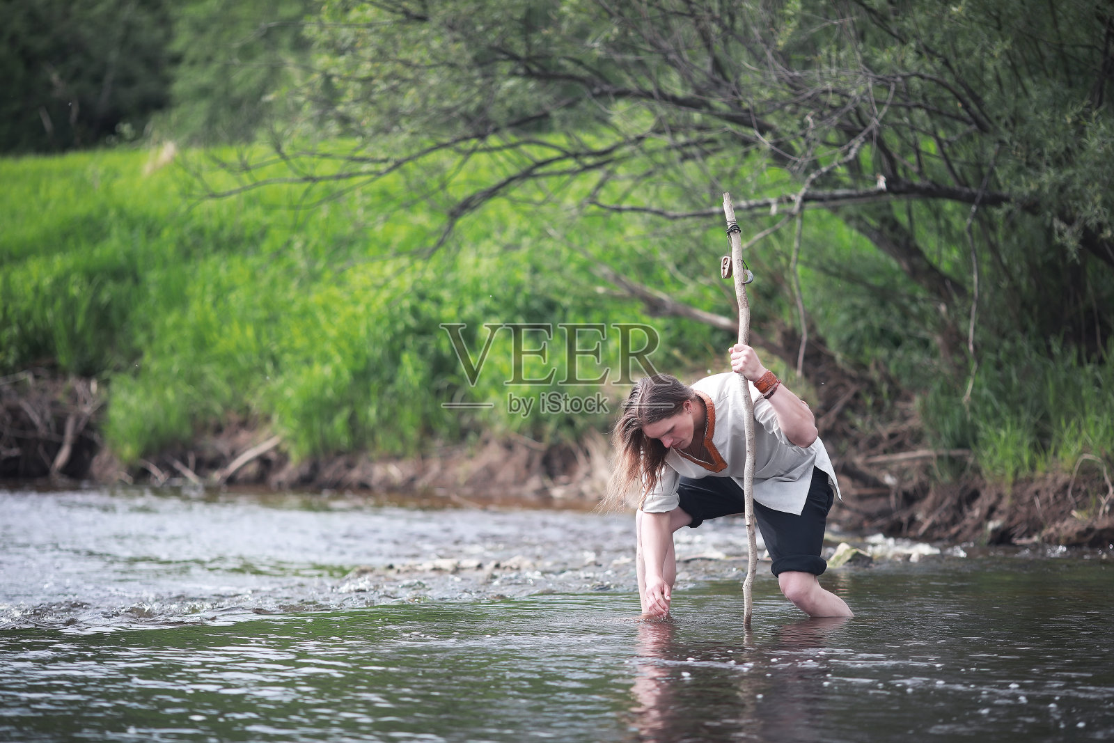 穿民族服装的人是斯堪的纳维亚人照片摄影图片