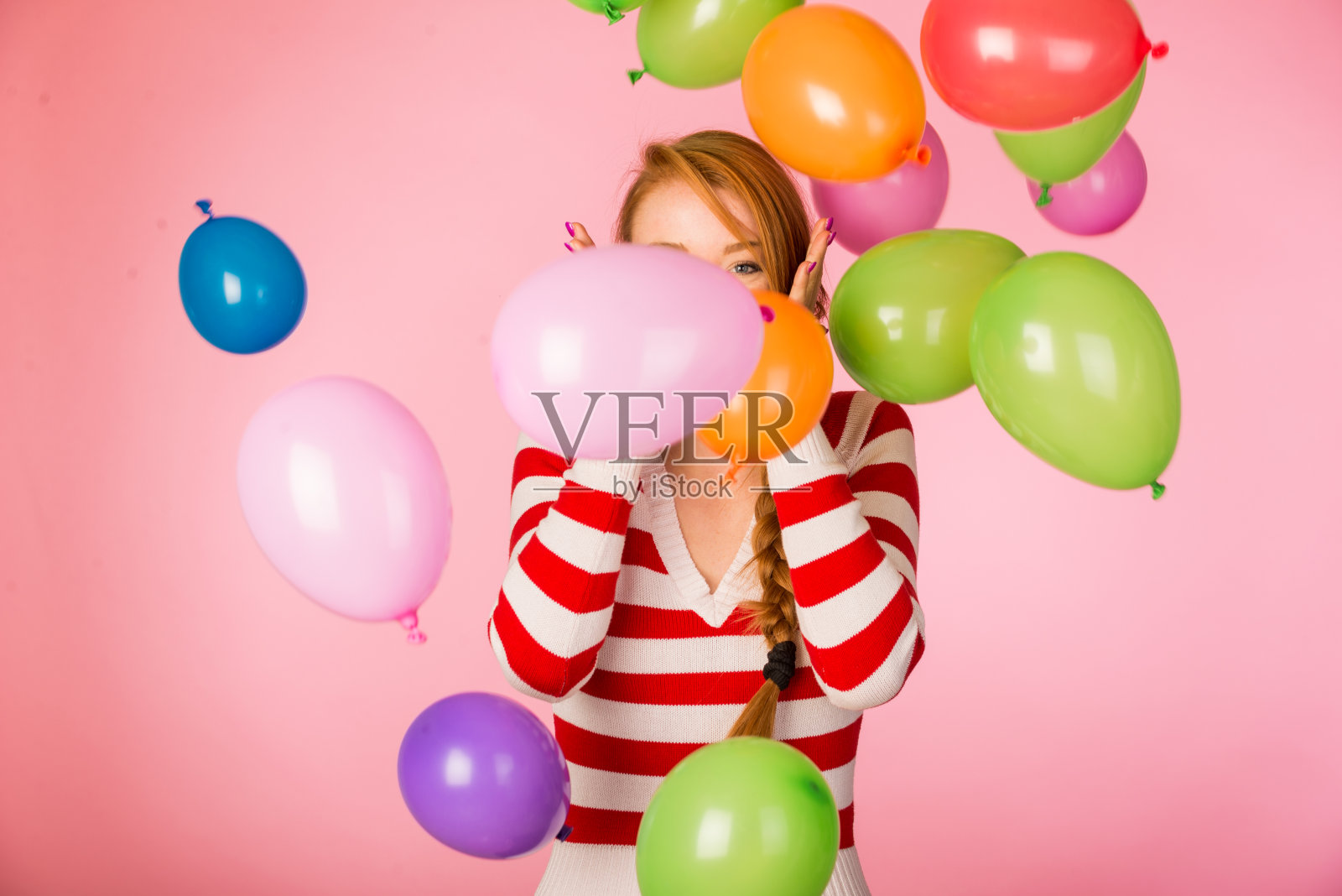 美丽的女人在工作室摆姿势照片摄影图片