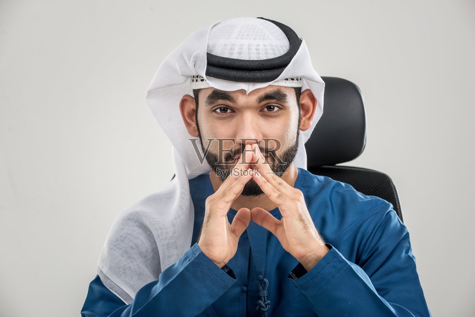 穿着传统服装的阿拉伯人照片摄影图片