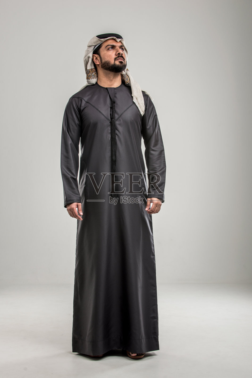 穿着传统服装的阿拉伯人照片摄影图片