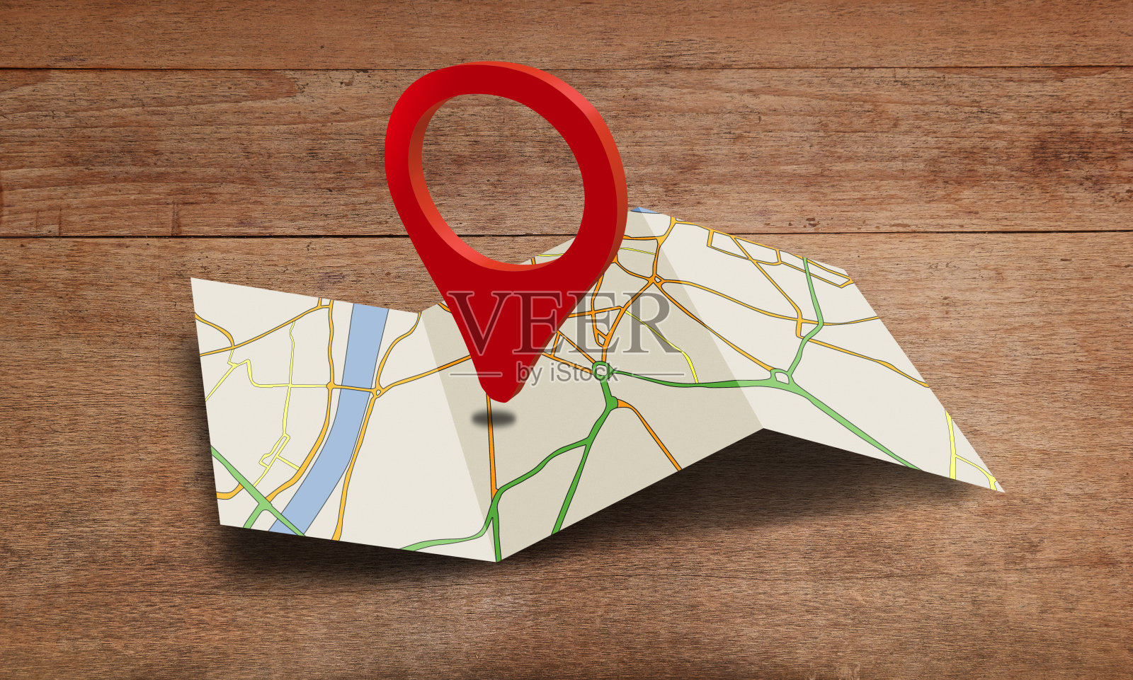 笔记本电脑与地图标记指针在木制纹理照片摄影图片