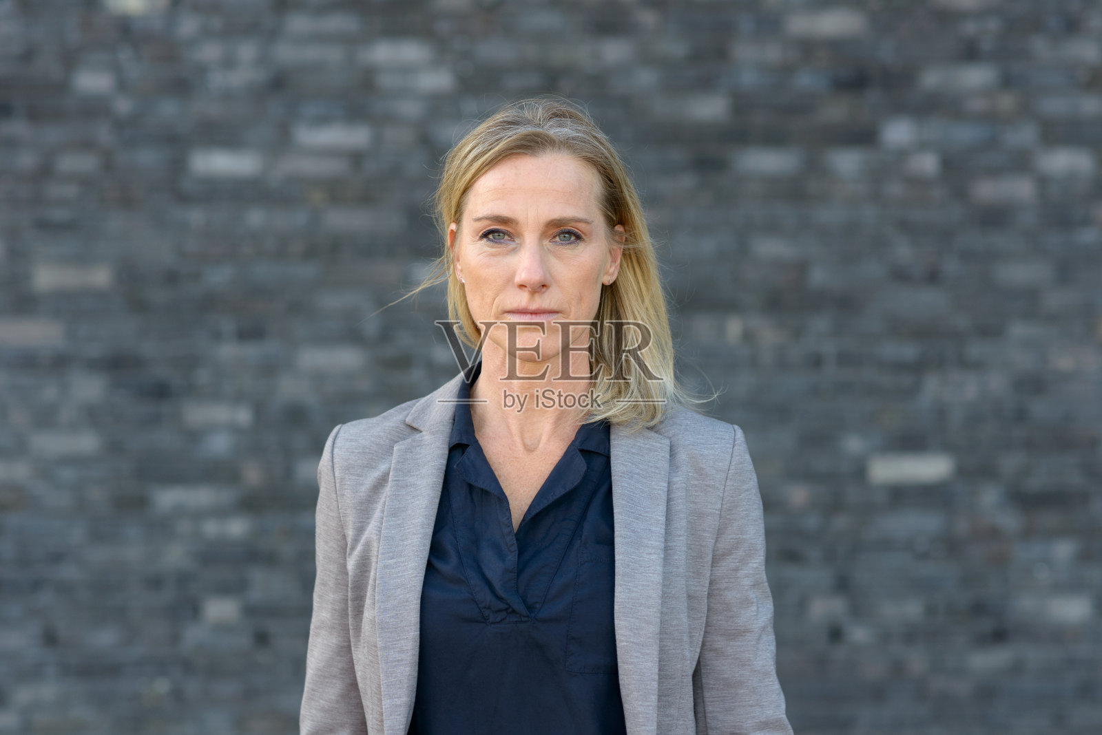 坚定的中年女商人的肖像照片摄影图片