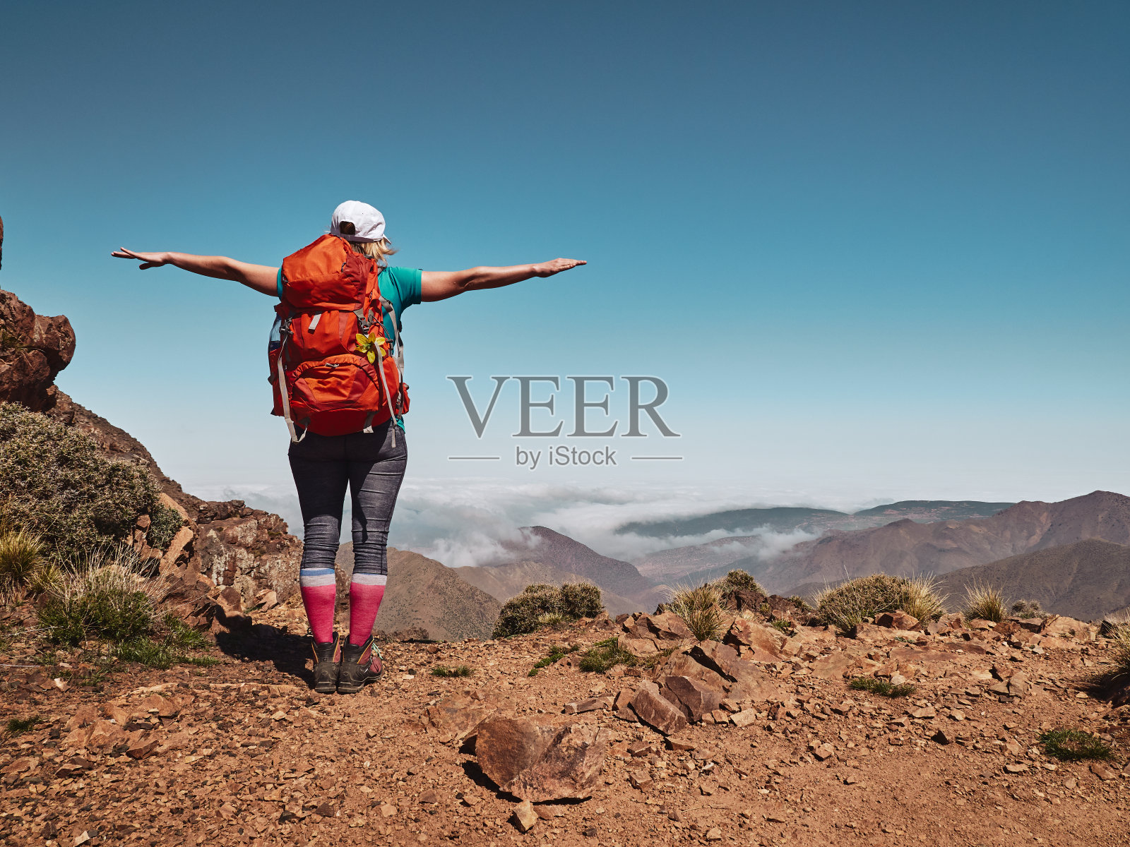 金发背包女游客在摩洛哥看远方照片摄影图片