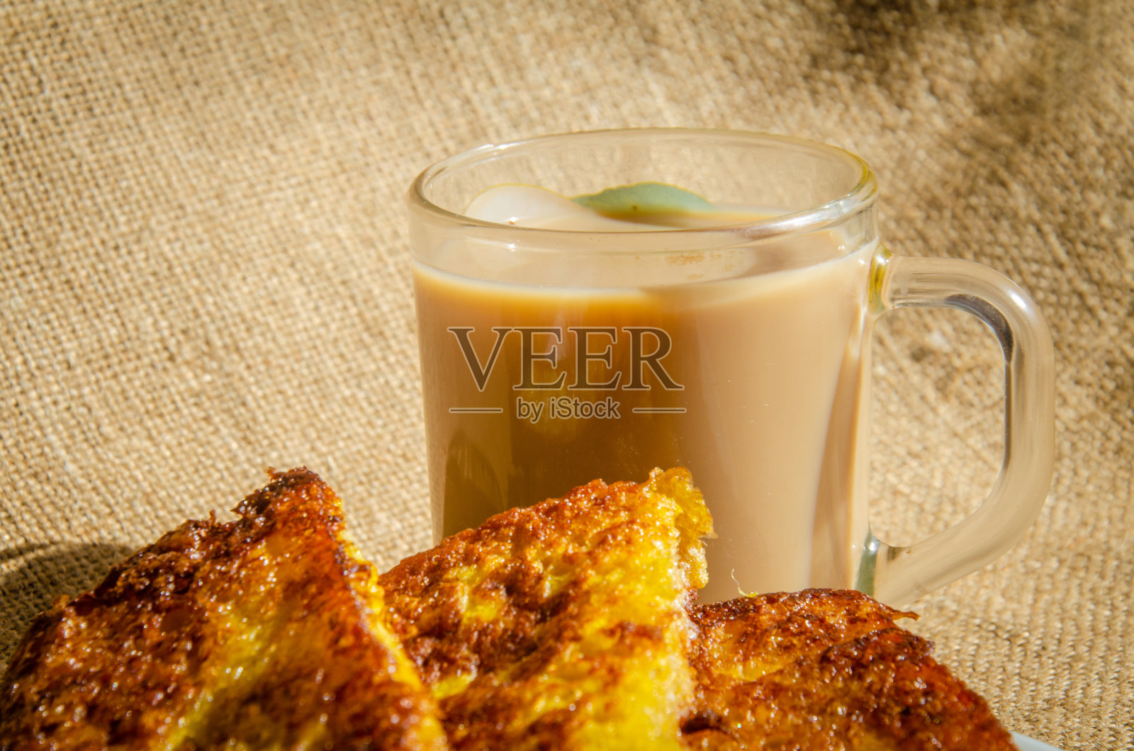 早餐。烤面包与蜂蜜煎盘和一杯热咖啡甜点在一个传统的背景麻布照片摄影图片