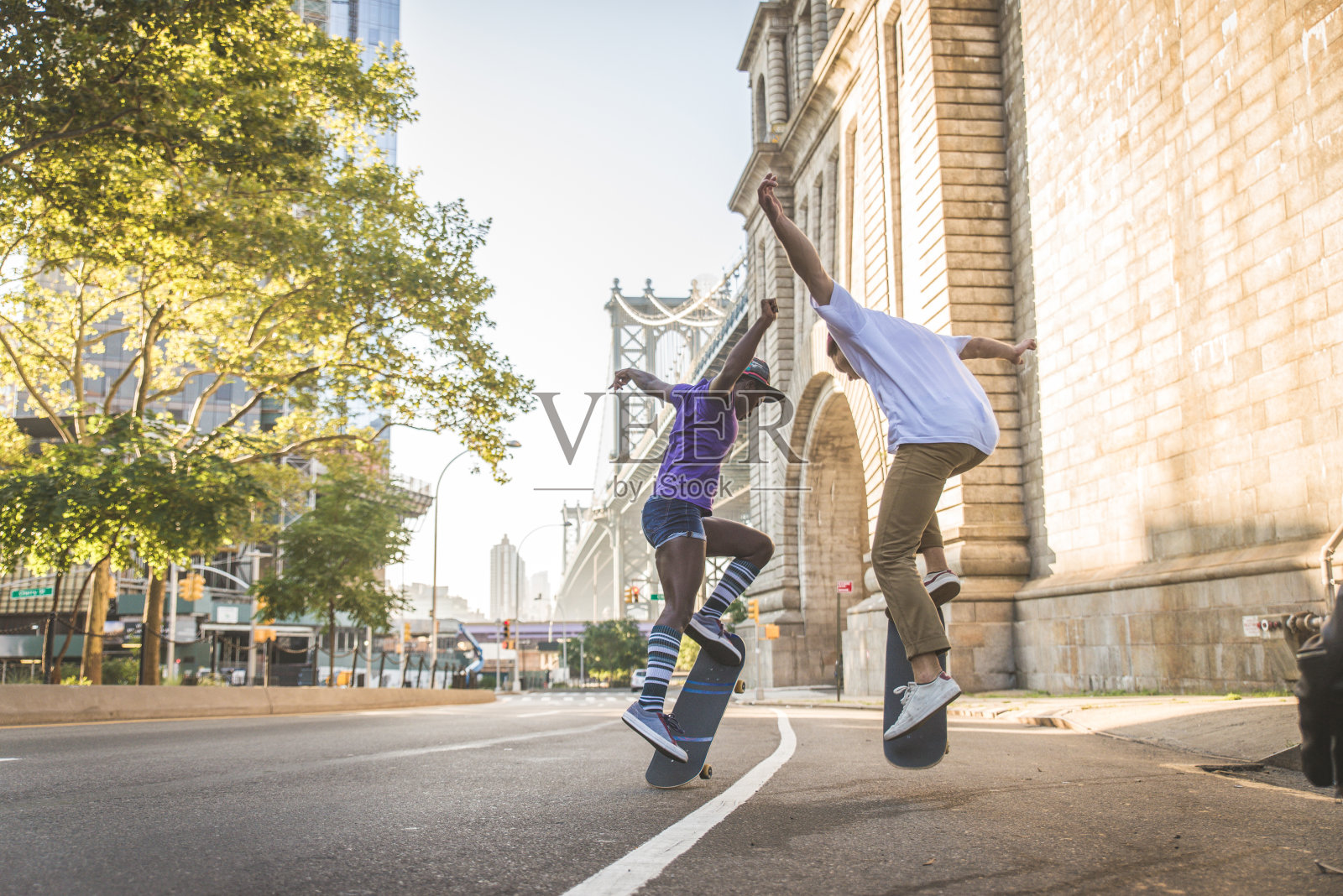 在纽约一个滑板公园训练的溜冰者照片摄影图片