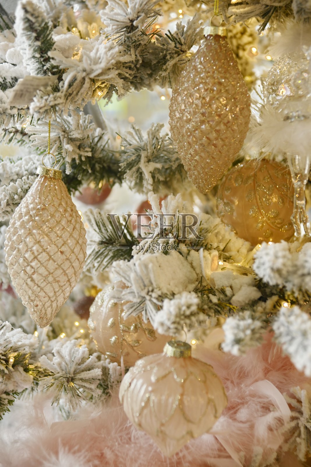 圣诞树与礼物和装饰2020照片摄影图片