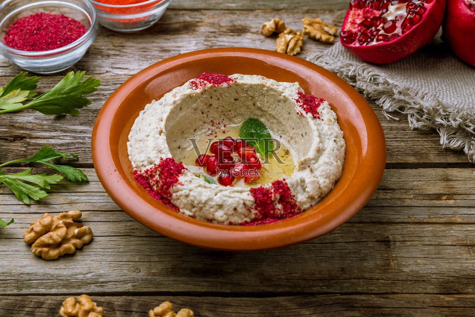 木桌上的土耳其美食照片摄影图片