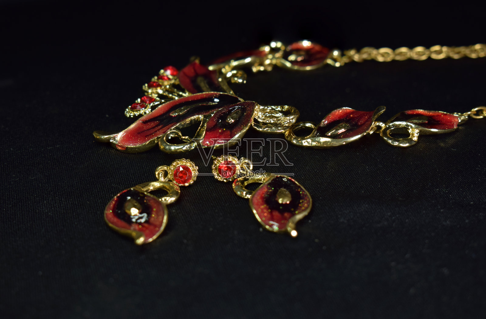 红宝石项链和红宝石耳环是美丽的泰中风格照片摄影图片