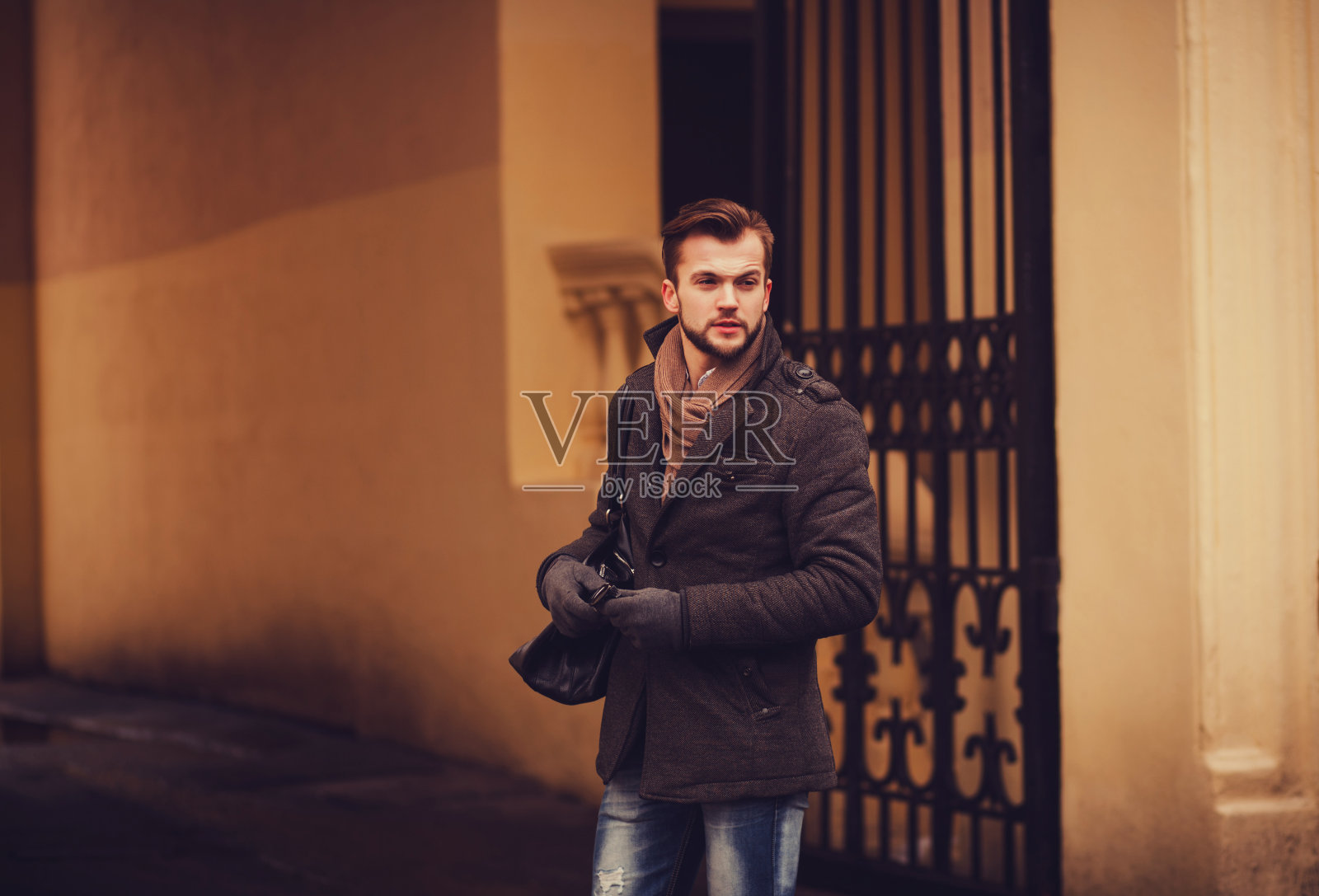 英俊的年轻人照片摄影图片