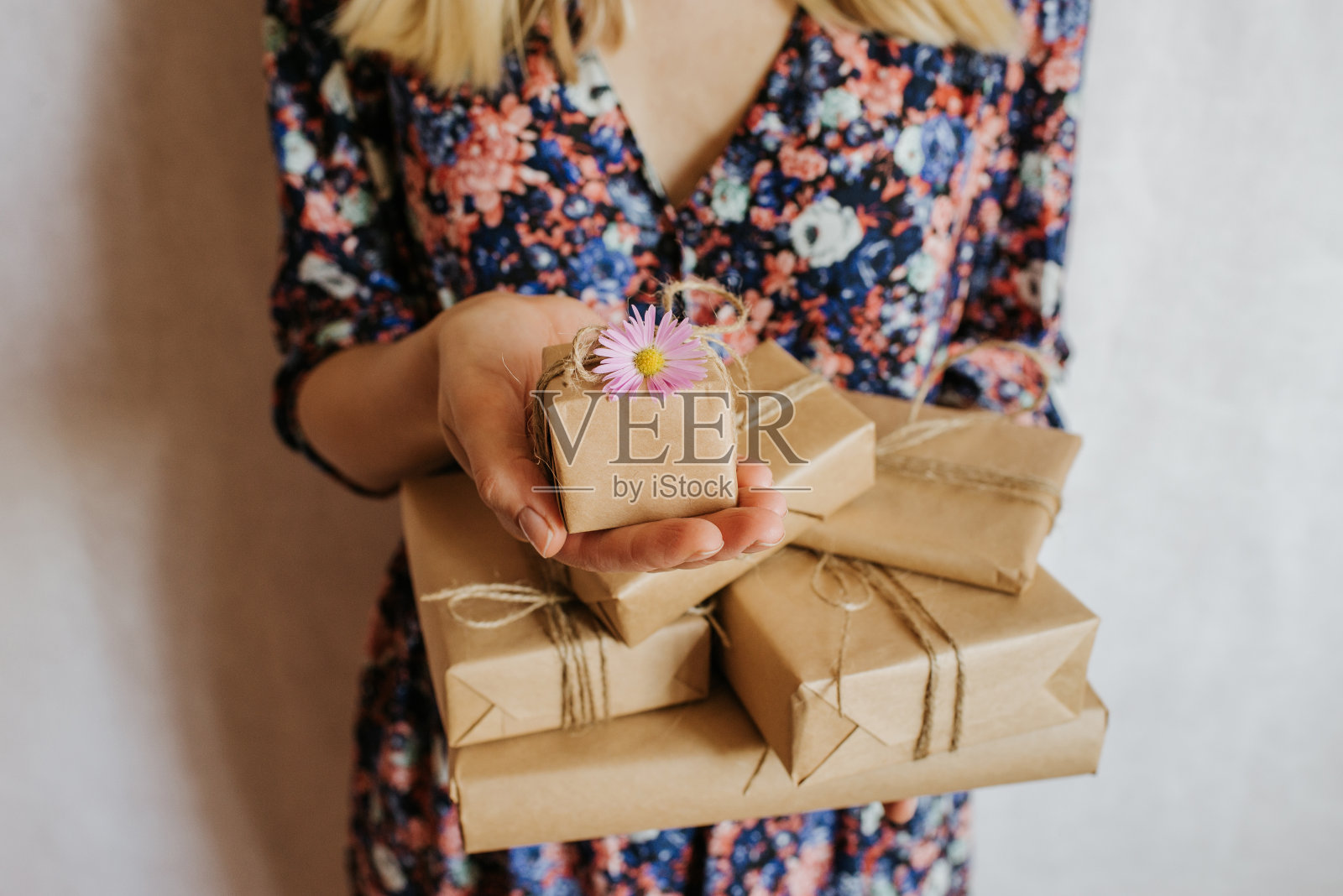 手里拿着许多礼品盒的女人。节日礼物。盒子与惊喜。快乐的庆祝活动。牛皮纸包装。包装纸和丝带。女性的手与盒子特写。祝贺照片摄影图片