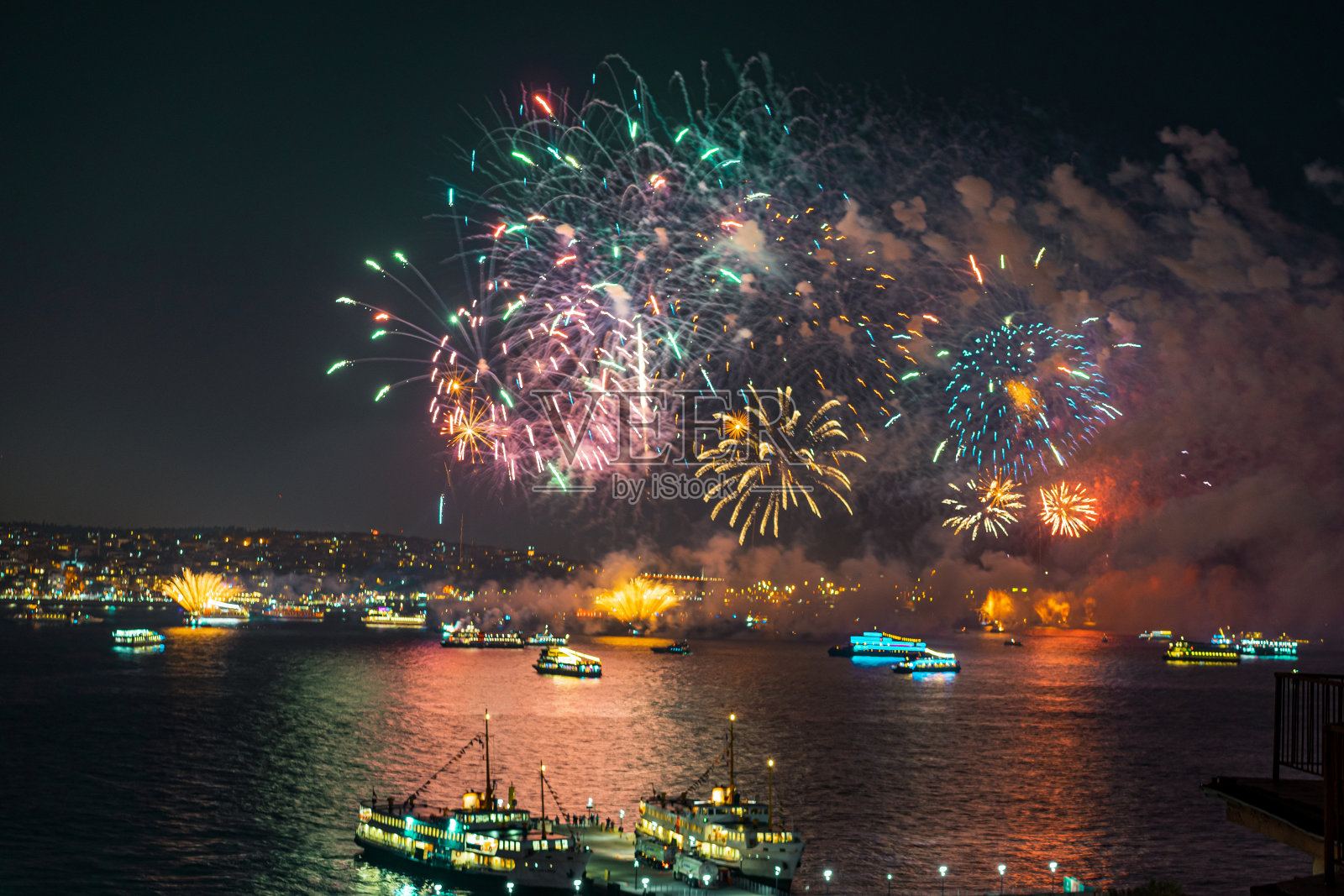 伊斯坦布尔博斯普鲁斯的烟花表演照片摄影图片