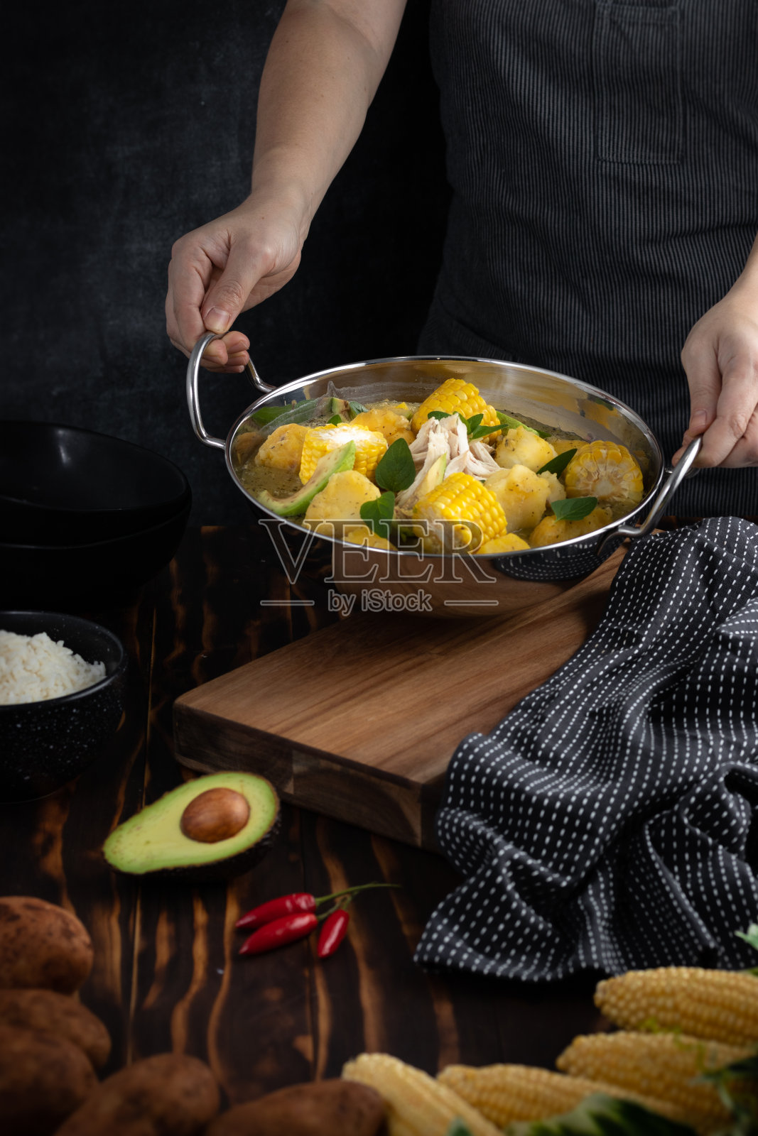 端一壶Ajiaco的人照片摄影图片