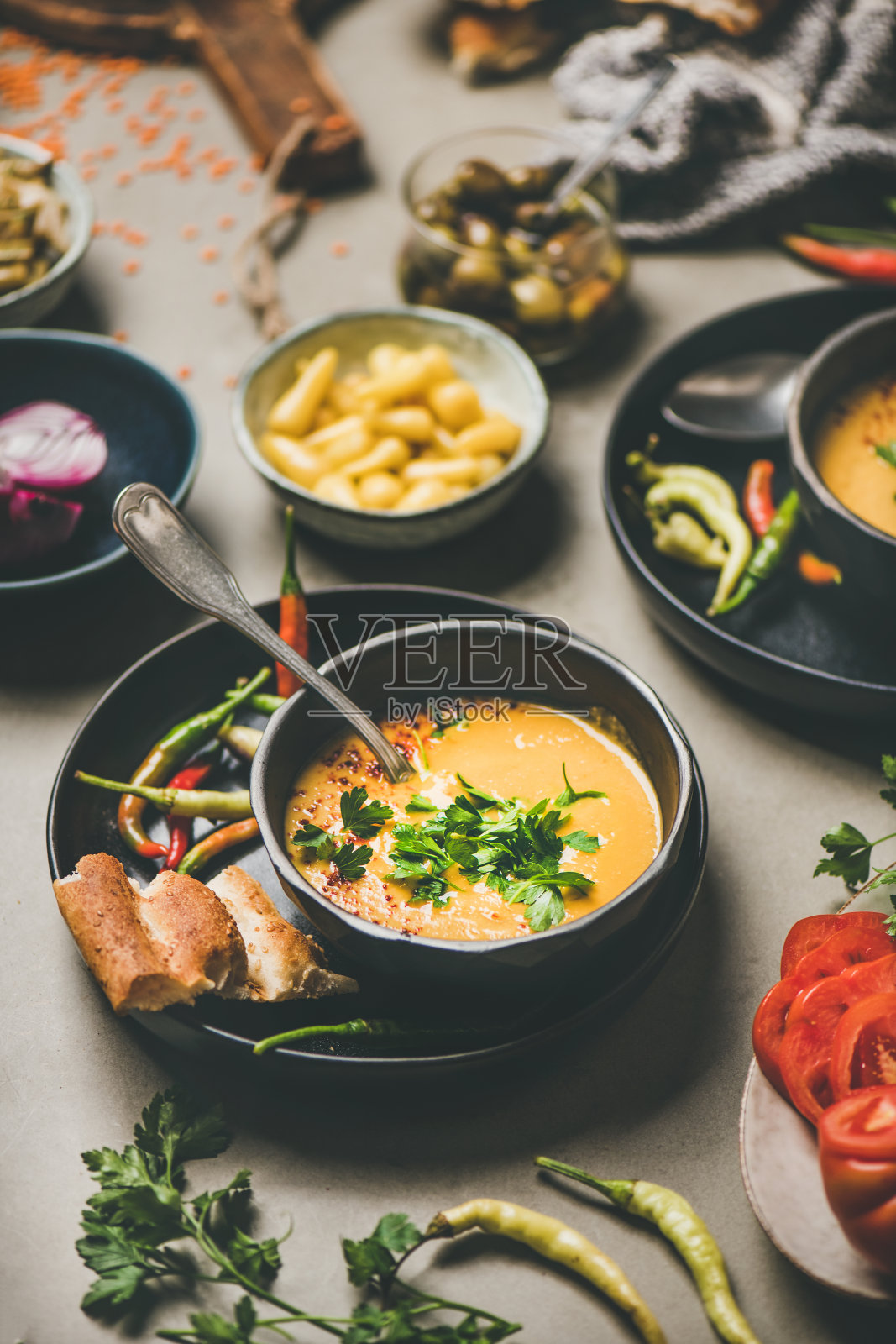 土耳其传统扁豆汤与大碗面饼照片摄影图片