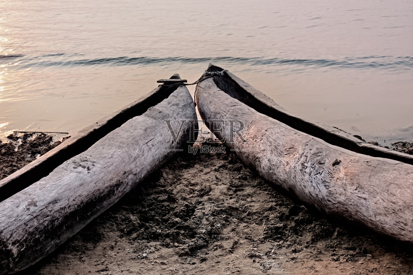 两个摩克罗人在马拉维的小湖边照片摄影图片
