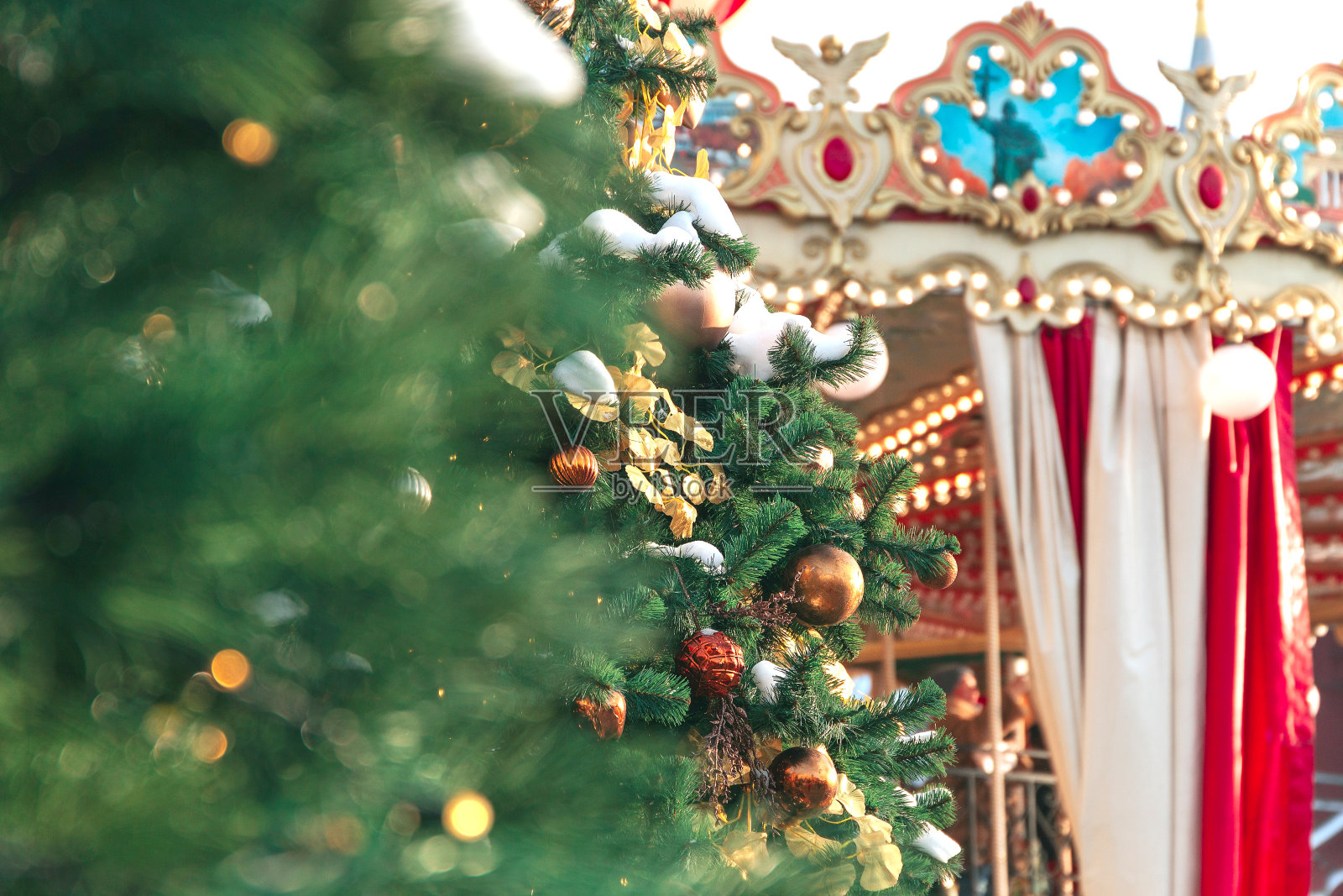 2019年1月11日,俄罗斯莫斯科,圣诞集市上的旋转木马照片摄影图片