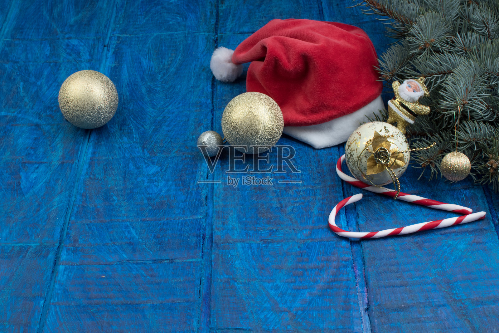 在蓝色木制背景上的圣诞假期作文。顶部视图与复制空间。照片摄影图片